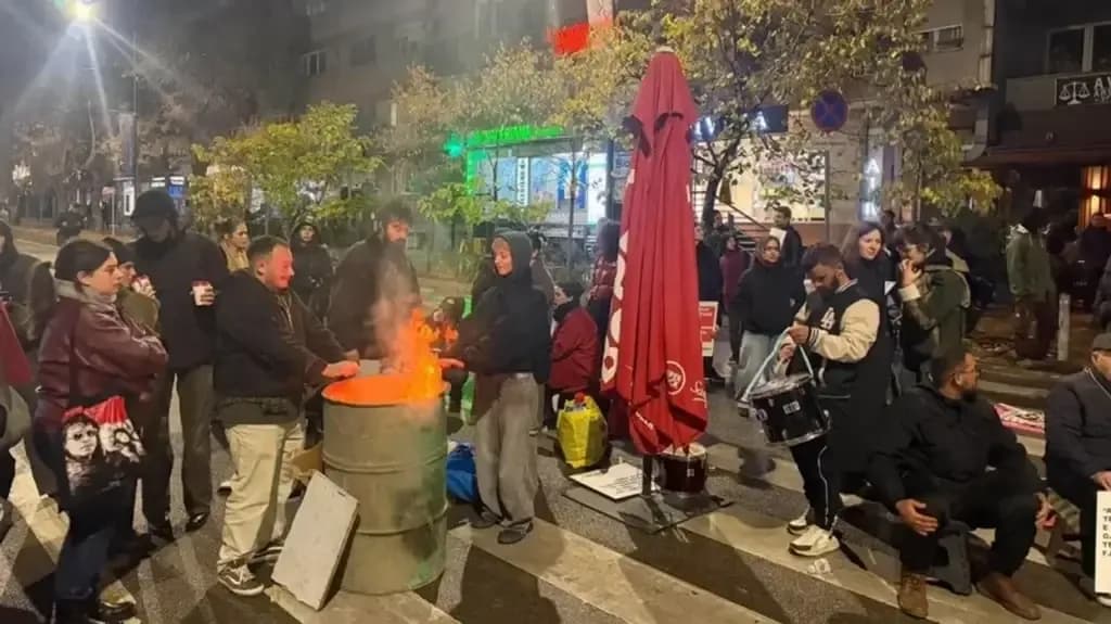 Protesta në Prishtinë, protestuesit ndezin zjarre për t’u ngrohur