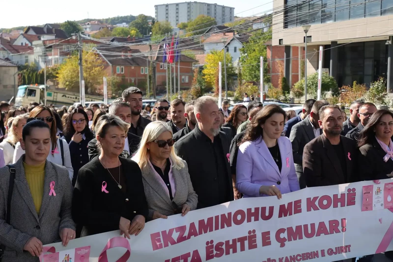 Sami Lushtaku merr pjesë në marshin sensibilizues për kancerin e gjirit