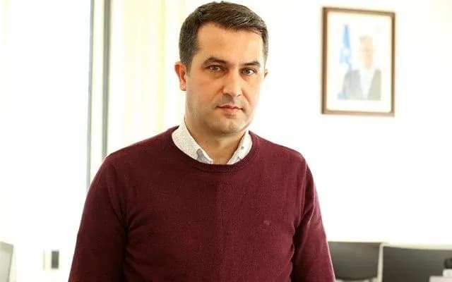 Ish-këshilltari i Thaçit përkrahë Gruden: Durove lloj-lloj pallavrash, bëhu gati për garë!