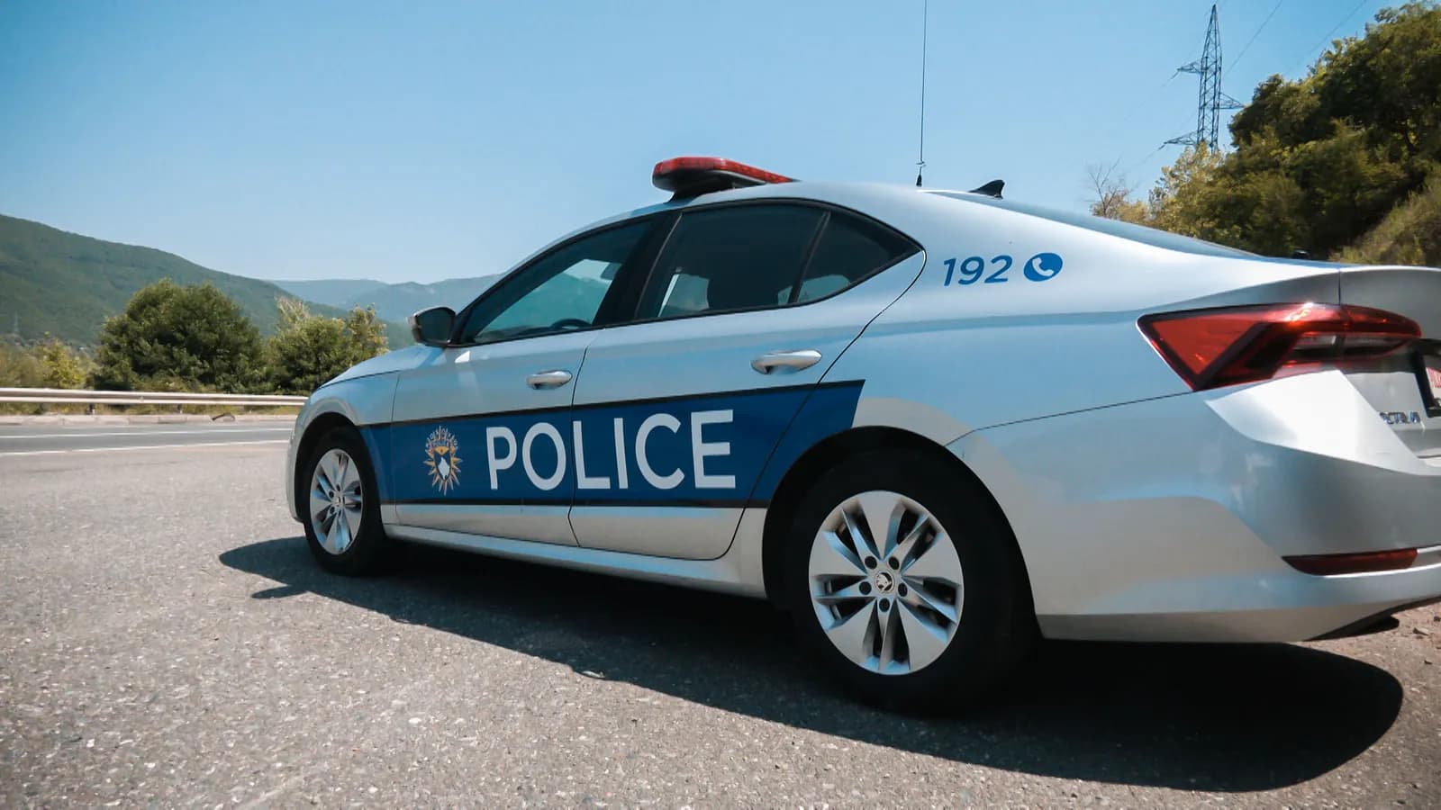 Sulmohet dhe kanoset një grua në Fushë Kosovë, i dyshuari në arrati