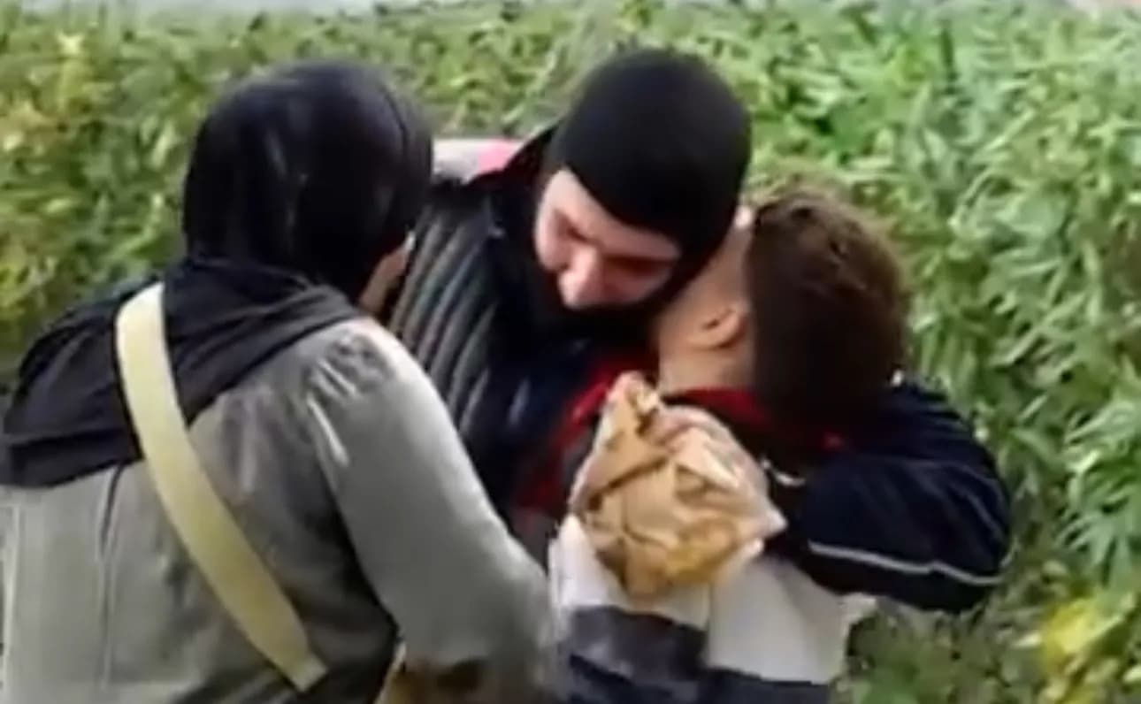Familjarët i çojnë për të ngrënë policit, momenti kur fëmija i vogël e përqafon