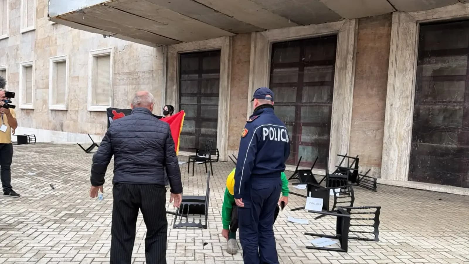 Protestuesit godasin me karrige derën e Kryeministrisë në Shqipëri