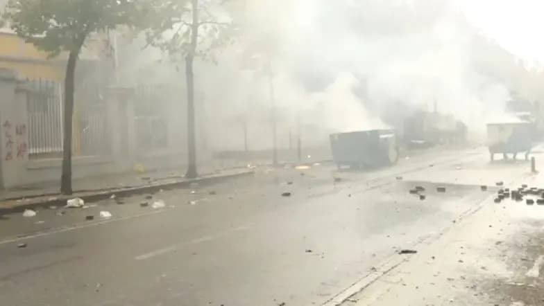 Protestuesit hedhin bomba molotovë, policia përgjigjet me gaz lotsjellës dhe ujë