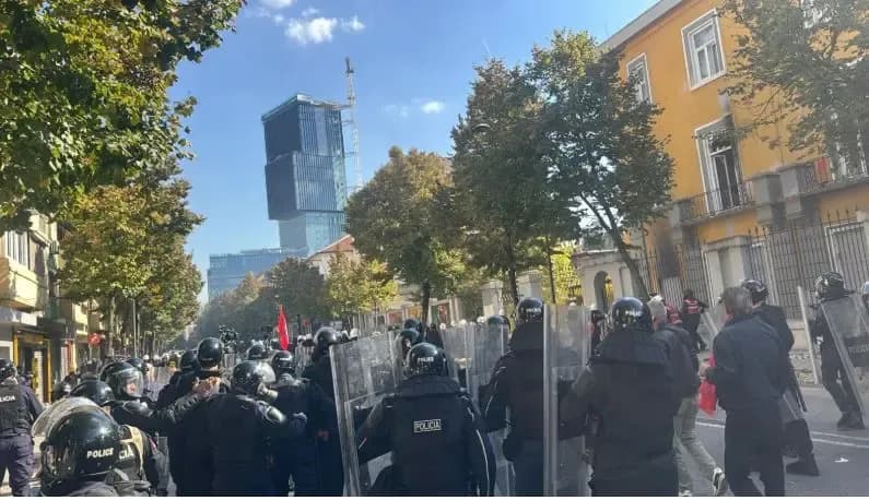 Protestuesit në Tiranë hedhin molotovë ndaj policisë, ajo përgjigjet me gazlotsjellë