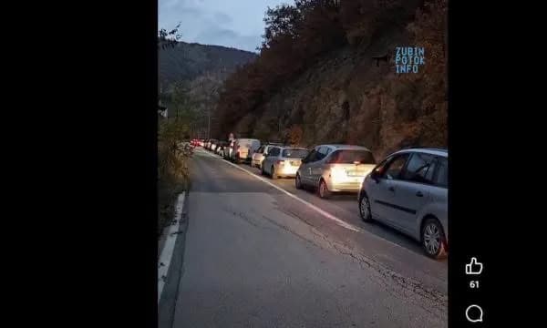 Kolonë e gjatë veturash në Bërnjak, serbë nga Kosova drejt Serbisë për të votuar