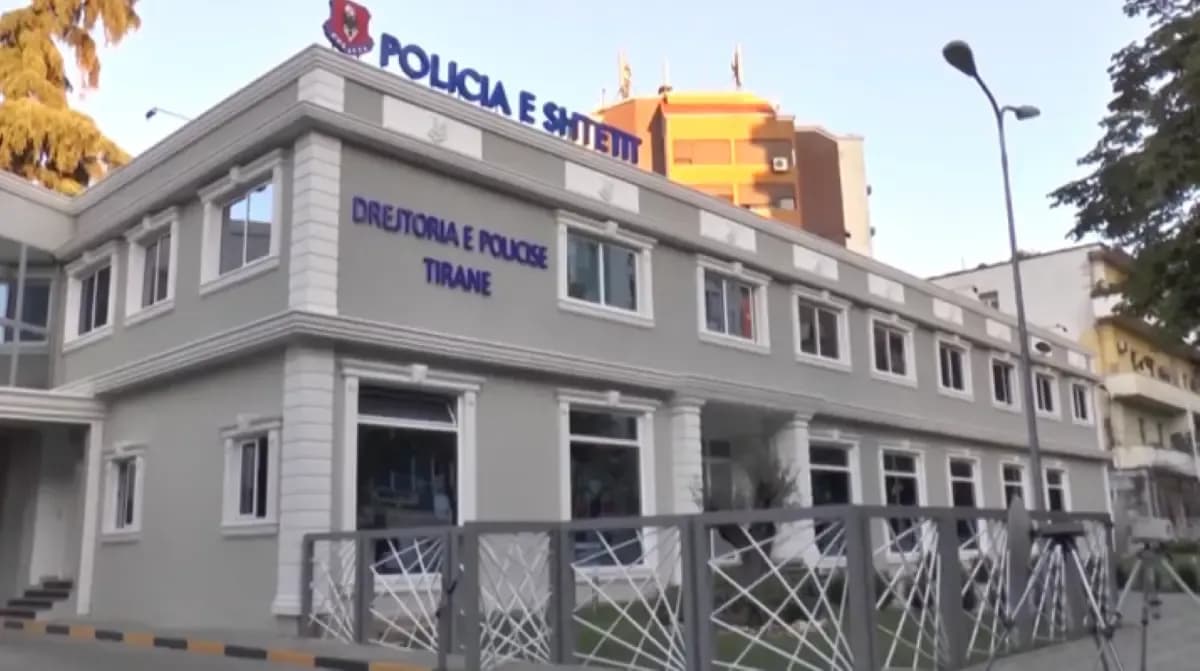 Protesta e djeshme në Shqipëri, pezullohet një polic