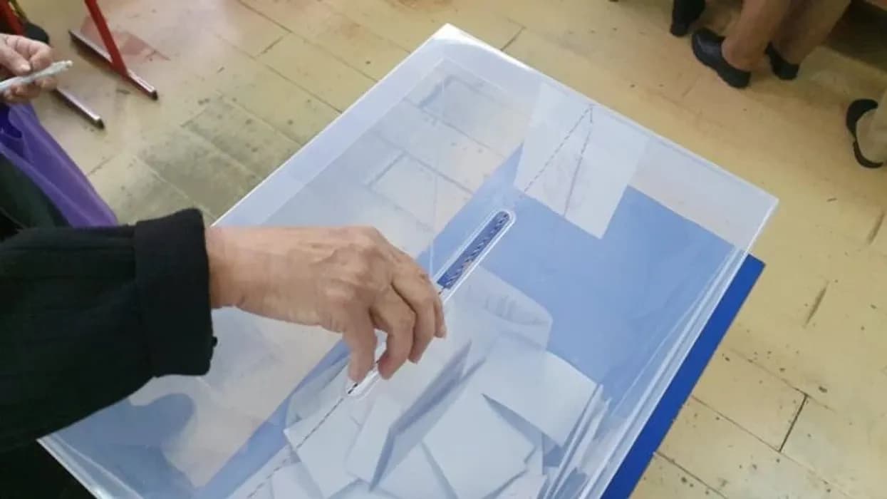 Zgjedhjet në Serbi nisin me tensione- Rreth 30 persona sulmojnë anëtarët e këshillave zgjedhorë
