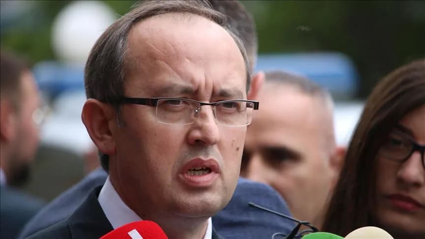 Hoti u kërkon deputetëve të nënshkruajnë kërkesën kundër dekretimit të Bashkim Nurbojës në BQK
