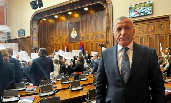 Kamberi: Vuçiqi po e zhvendos debatin nga të drejtat e shqiptarëve te akuzat për kërcënim ndaj Serbisë