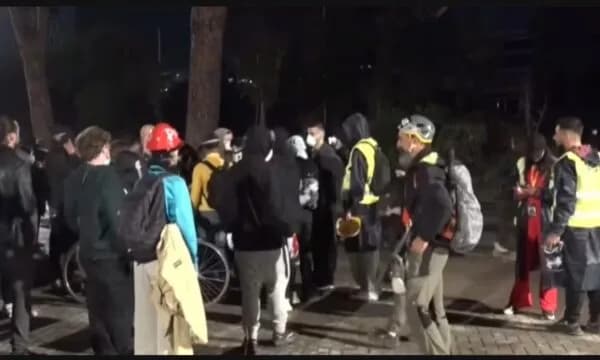 Tirana në qetësi, të rinjtë qëndrojnë përpara Kryeministrisë për orë të tëra pa incidente