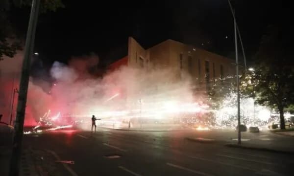 Sulmohet selia e PS-së, fishekzjarrë edhe drejt policisë te Banka e Shqipërisë, policia shqiptare kundërpërgjigjet
