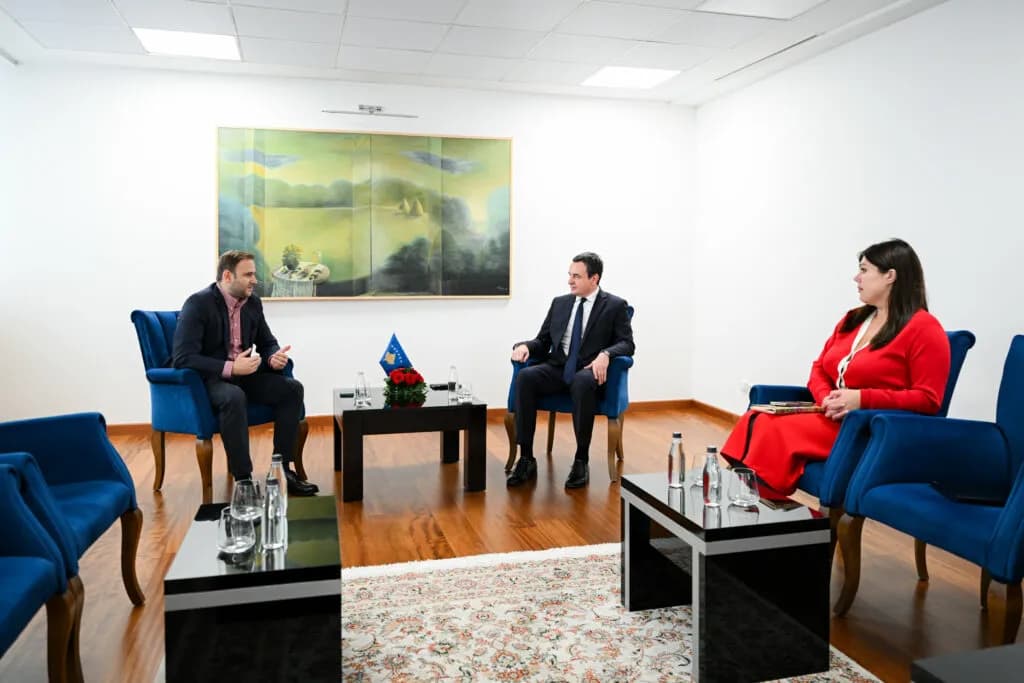 Kurti takohet me drejtorin e Agjencisë së Privatizimit, flasin për pronat e Kosovës që gjenden në Serbi