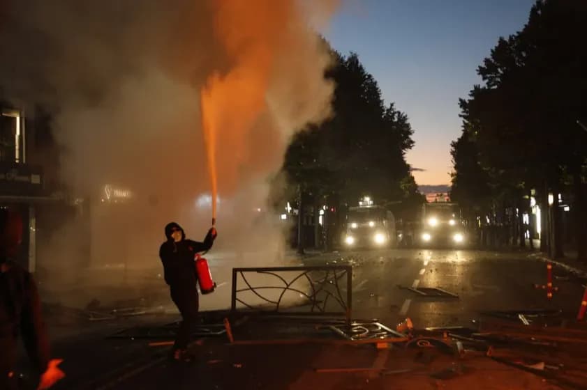 Protesta e dhunshme në Tiranë, reagon ambasada amerikane, thirrje shtetasve të saj: Shmangni demonstratat