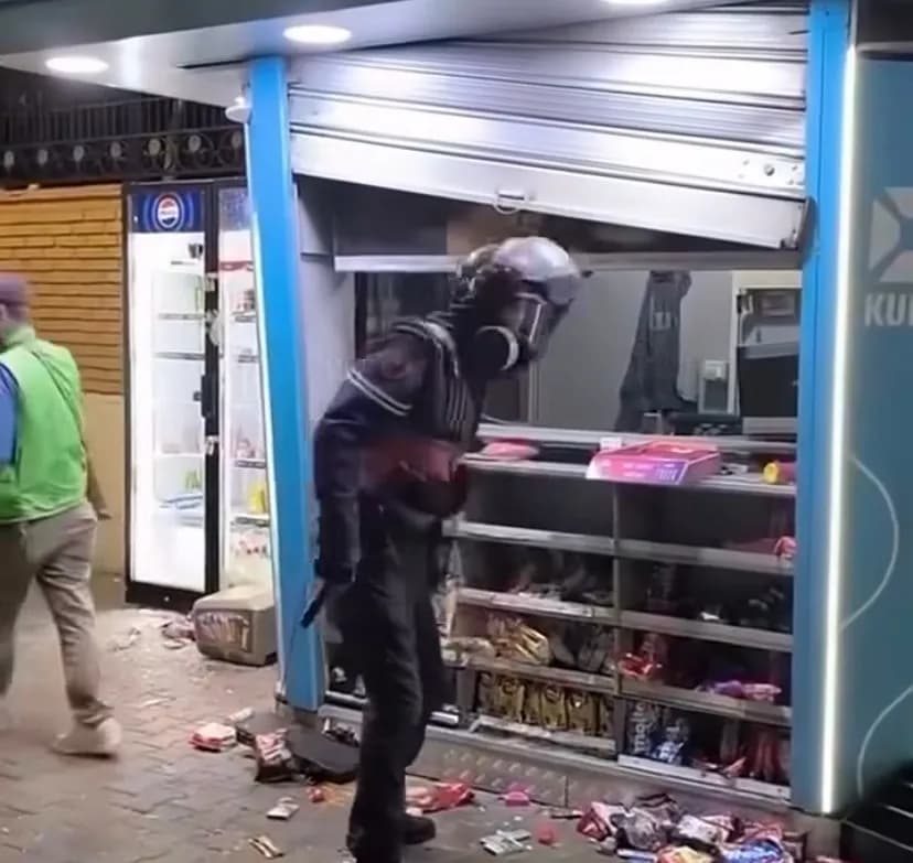 Policët e uritur të Ramës, marrin kroasantë në kjoskën e thyer nga protestuesit
