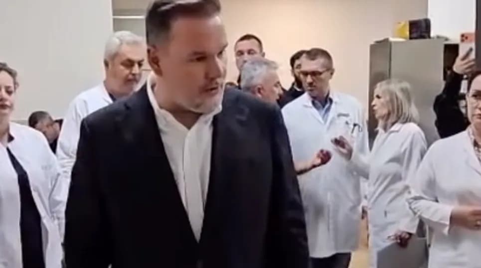Ministri Demo viziton në spital efektivët: 51 punonjës policie të lënduar në protestë