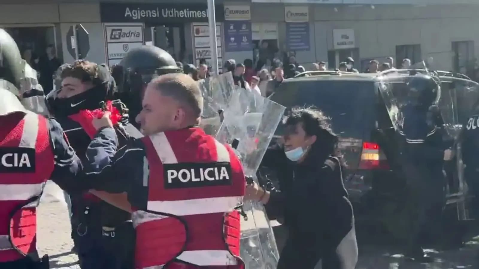 Tensione në Lezhë, policia shoqëron një prej të rinjve, tentonte të thyente xhamat e makinave