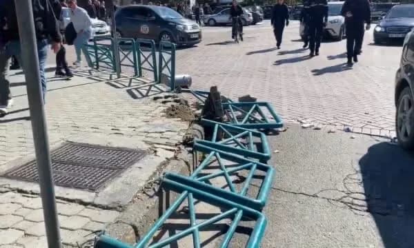 Përfundon pas 7 orësh protesta në Elbasan, mes tensioneve, djegies së koshave dhe dëmtimit të sinjalistikës