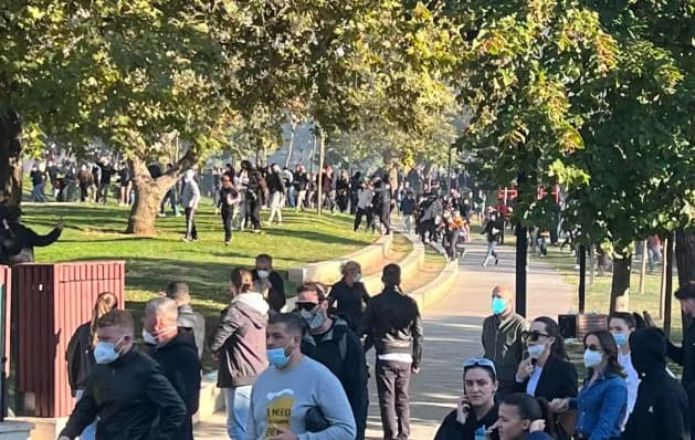 Policia në Tiranë lëshon gazin, protestuesit ikin me vrap
