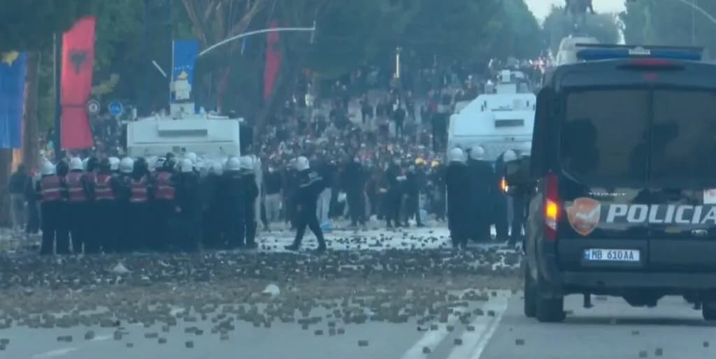 15 të lënduar te Trauma dhe QSUT nga përplasjet në protestë, mes tyre 9 protestues, 5 efektivë dhe 1 kalimtar
