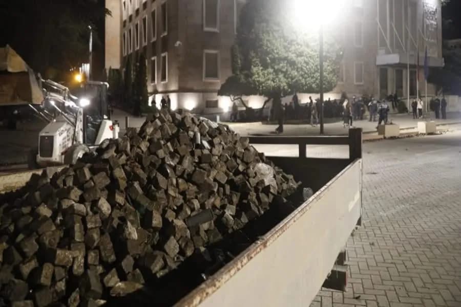 Gjendja e bulevardit pas betejës disa orëshe