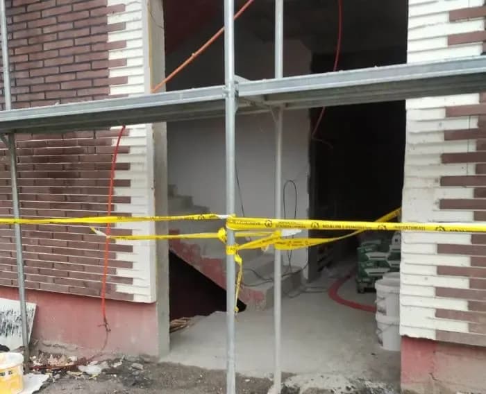 Mungesa e masave të sigurisë, ndalohen punimet në një objekt ndërtimi në Gjilan
