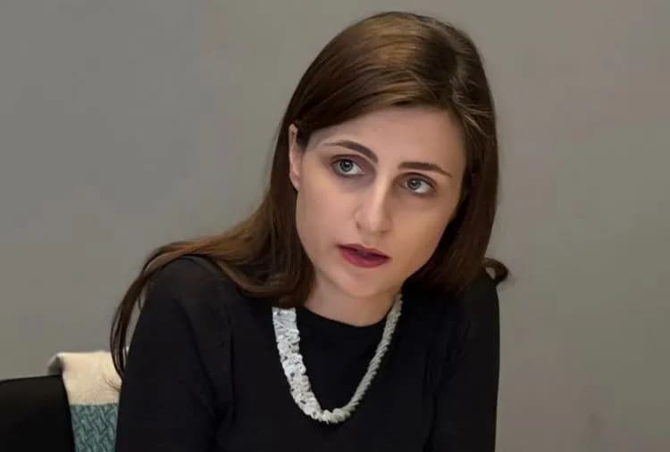 Janina Ymeri ironizon me “Radio Policinë e VV-së”: Edhe lëvizjet e mia Ferizaj-Prishtinë po i përcjellin