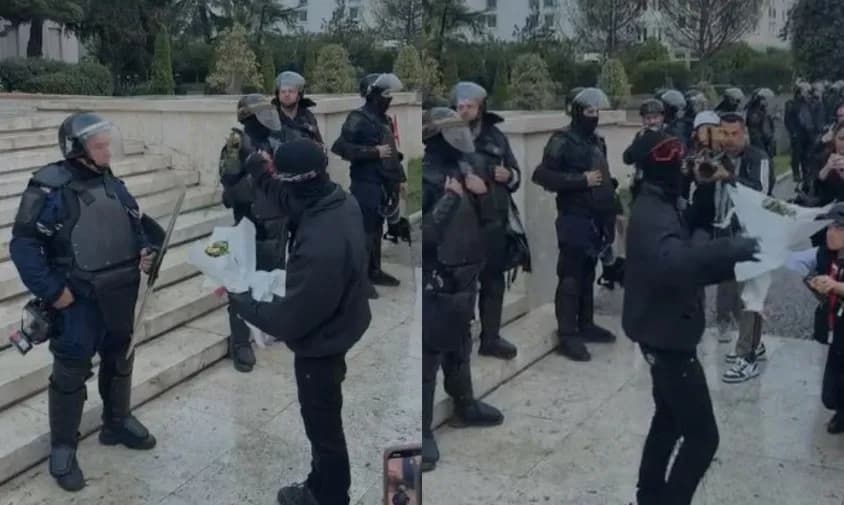 Situatë e qetë para Kryeministrisë, protestuesi u shpërndan lule efektivëve të policisë