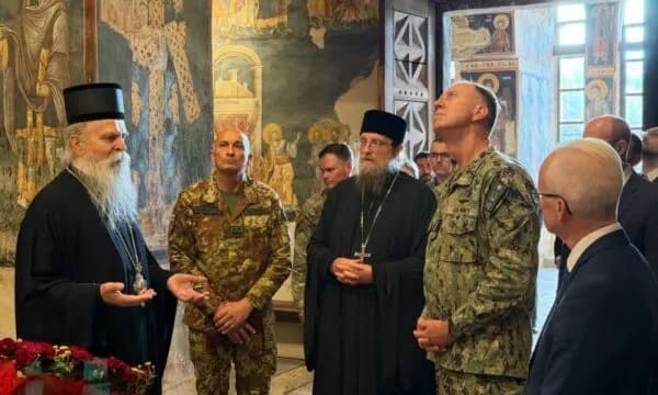 Komandantët e NATO-s vizitojnë Manastirin e Graçanicës, KFOR-i rikonfirmon përkushtimin për mbrojtjen e trashëgimisë fetare në Kosovë