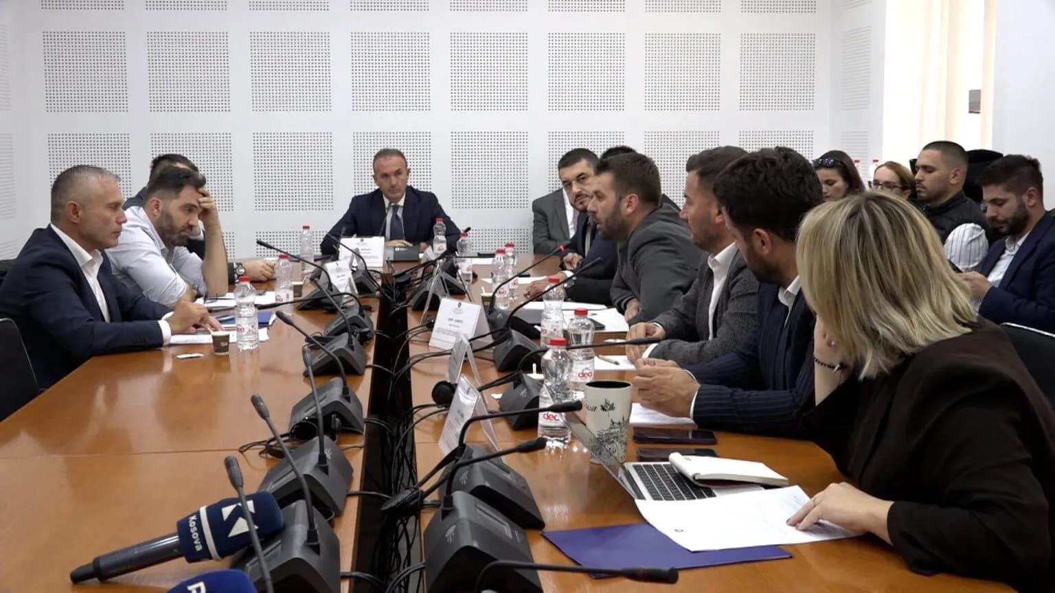 Përplasje në Komisionin për Ekonomi për mosraportimin e kryetares së Autoritetit të Konkurrencës