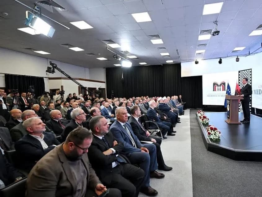 Kurti në konferencën për medresetë: Sot funksionojnë lirshëm në Kosovë dhe Shqipëri