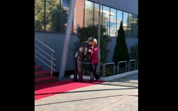 Kurtit nuk i interson protesta popullore në shesh në përkrahje të ish-krerëve të UÇK-së, poston një video me Ursula von der Leyen