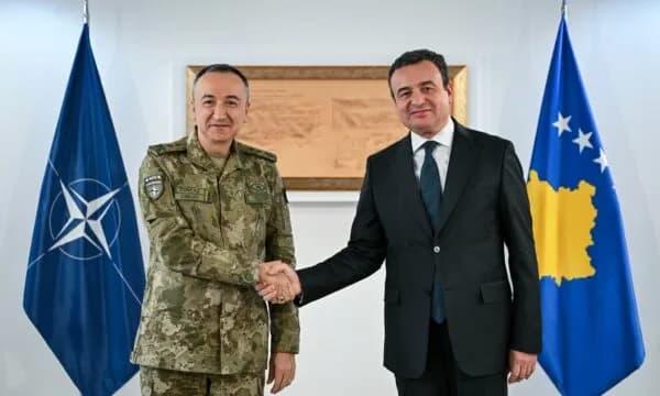Kurti takim lamtumirës me komandantin e KFOR-it: Ulutaş largohet nga Kosova si mik