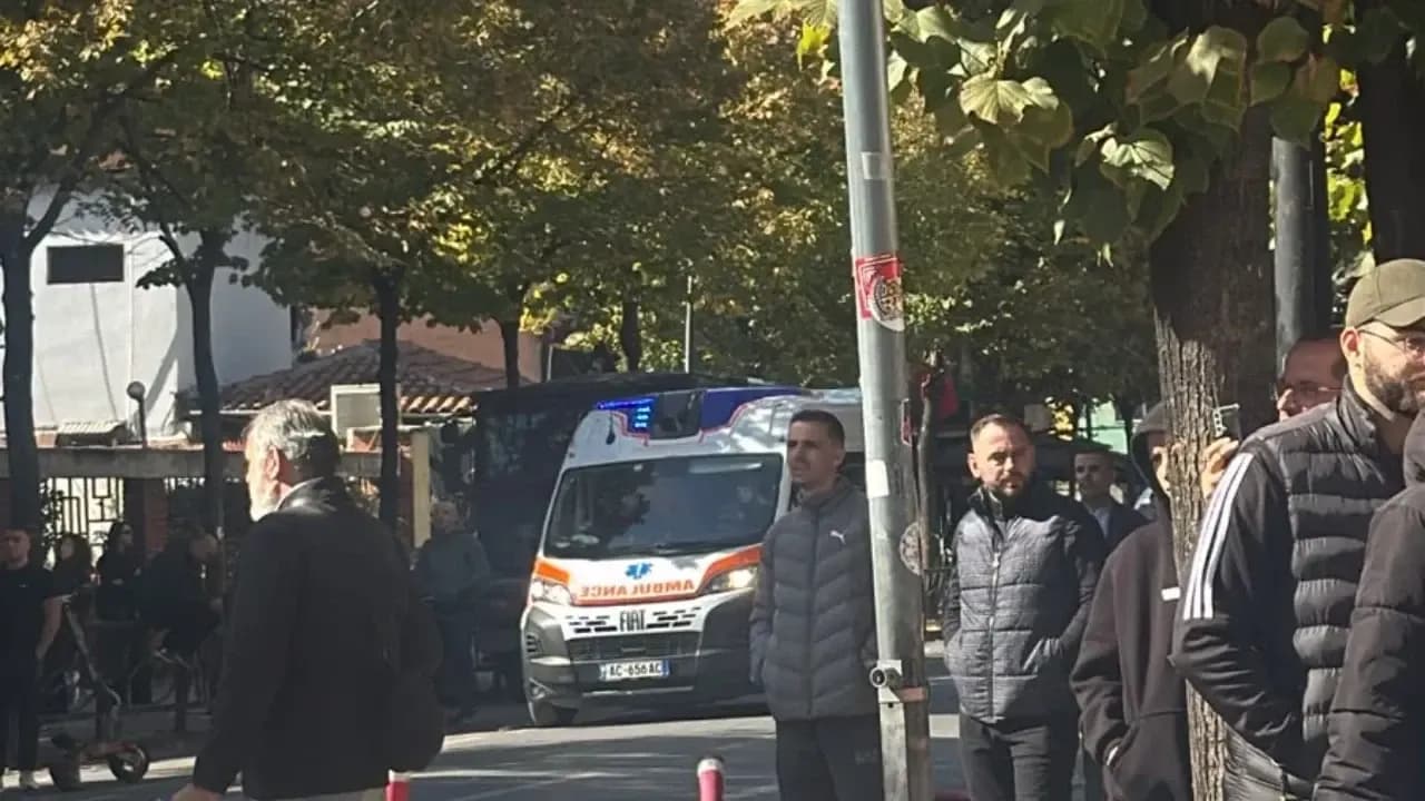 Lëndohet një polic te Ministria e Arsimit në Tiranë, transportohet në spital me ambulancë