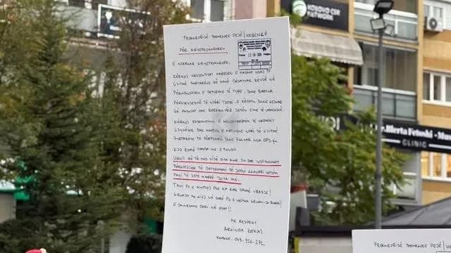 Letra e Arlinda Zekajt bëhet pankartë, vendoset në sheshin e Prishtinës pak para protestës