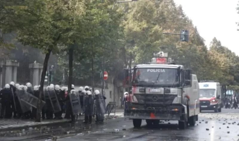 Autobusët nuk qarkullojnë sot në Tiranë, dëmet nga protestat pezullojnë transportin publik
