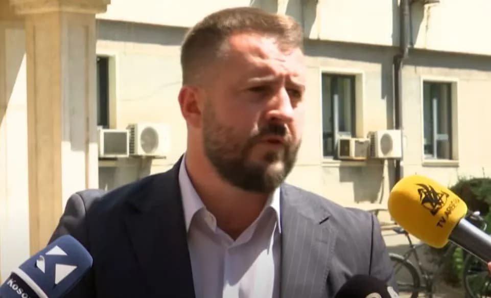 Pas ofertës së Kurtit, reagon Lushtaku: Kryeministri i pit qorr, po kushtëzon votën për ligjin që mbronë historinë tonë për interesat e tij politike