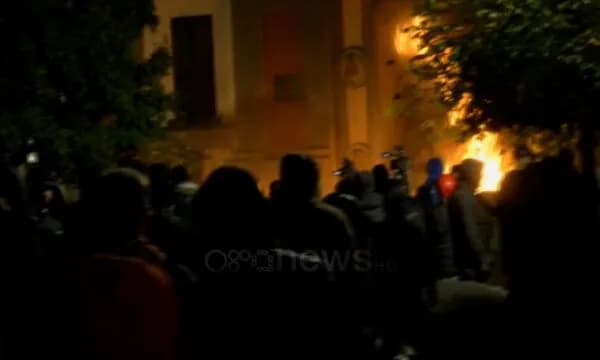 Protestuesit i vënë zjarrin Ministrisë së Infrastrukturës