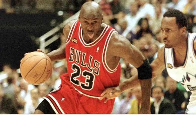 Një fanellë 14 milionë dollarë! Michael Jordan vendos rekordin e ri në historinë e NBA-së
