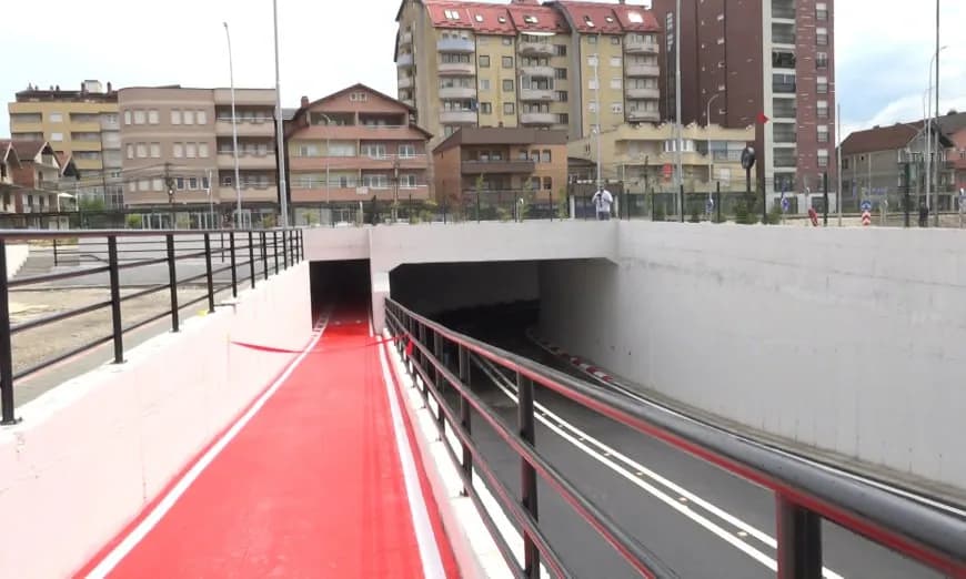 Policia parandalon tentimin e një 17-vjeçareje për t’u hedhur nga nënkalimi në Ferizaj