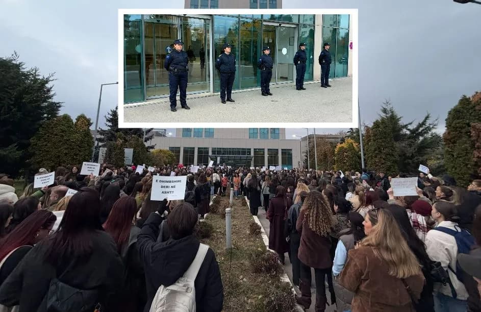 Oborri i ministrisë së Drejtësisë mbushet me protestues ku kërkohet dorëheqja e ministres Gërvalla -para derës vendosen zyrtaret policore
