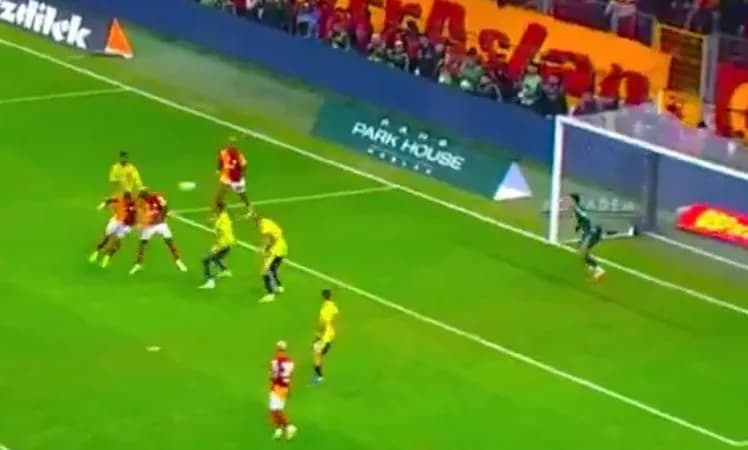 S’është normal Osimhen, dyfishon rezultatin në derbin ndaj Fenerbahçes