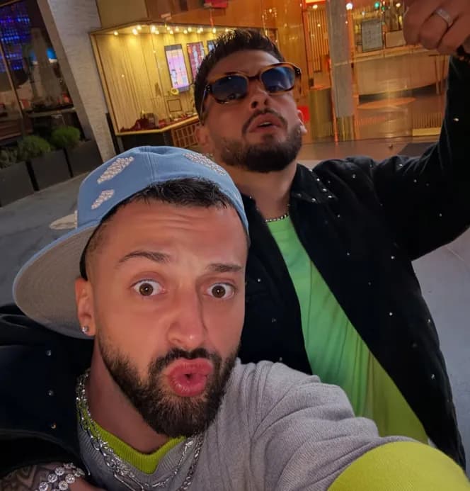 Gjesti shfaqet me mesazh për fansat, por telefonata me DJ Gimbon merr vëmendjen