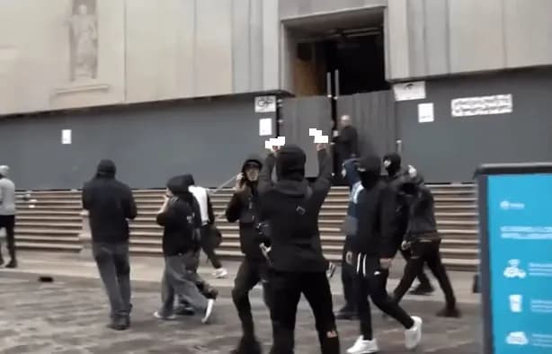 Prifti italian u tregon gishtin e mesëm protestuesve të maskuar që ndoqën turistët e frikësuar drejt kishës