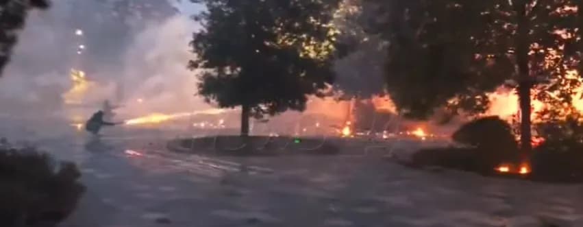 Eskalon protesta në Tiranë: Policët goditen me fishkezjarre, protestuesit mbajnë shkopë bejsbolli