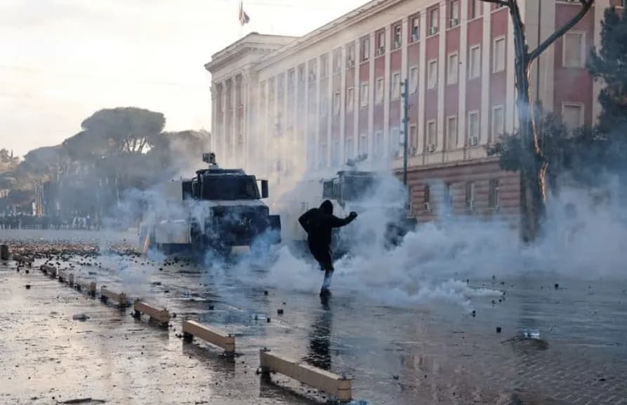 Molotovë, gaz dhe ujë me presion, kaos para Kryeministrisë në Tiranë