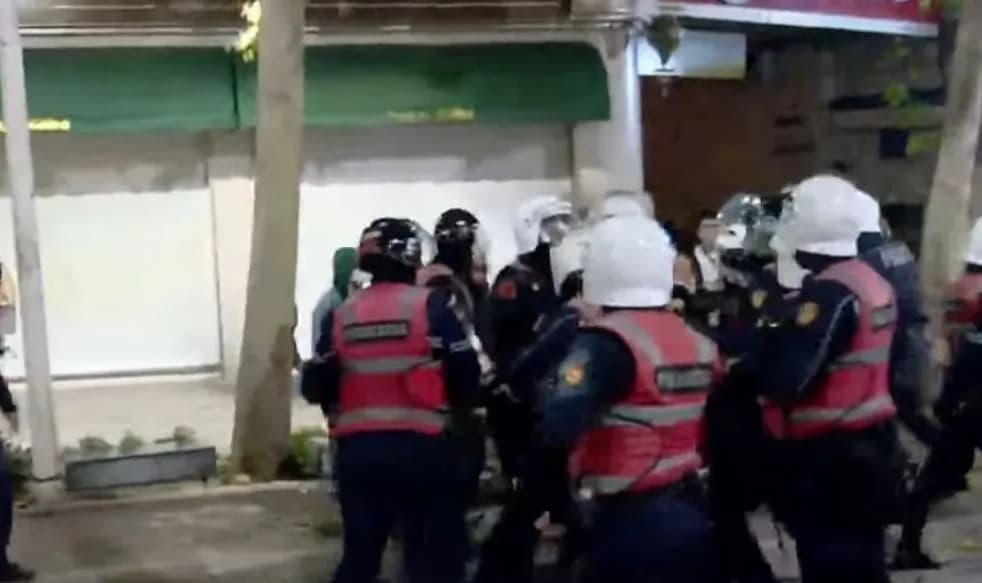 Forcat Shqiponja ndërhyjnë për të shoqëruar protestuesit, qëllohet me gurë në drejtim të efektivëve