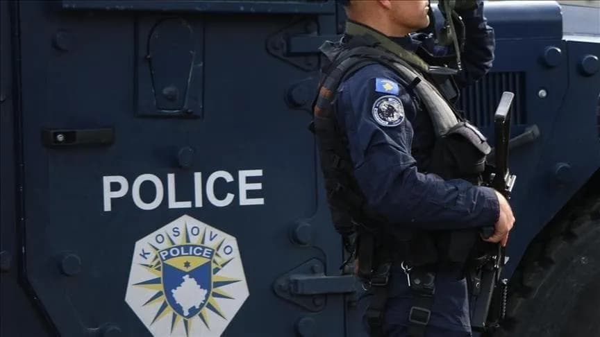 Pas aktgjykimit në rastin e Auron Ferizit, dy persona shoqërohen në polici