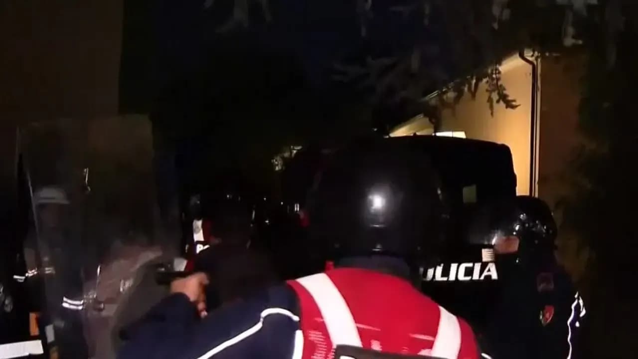 Tensionet në protestë, policia shoqëron disa të rinj pranë Kishës Ortodokse