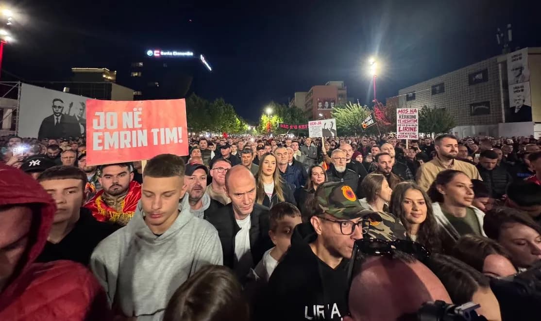 Prishtina s’ndalet së kërkuari drejtësi për çlirimtarët, protestuesit marshojnë drejt Kuvendit