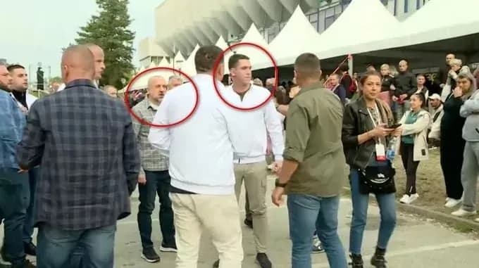 Millan Radoiçiq pranë djalit të Vuçiqit në tubimin parazgjedhor të SNS-së në Kragujevc